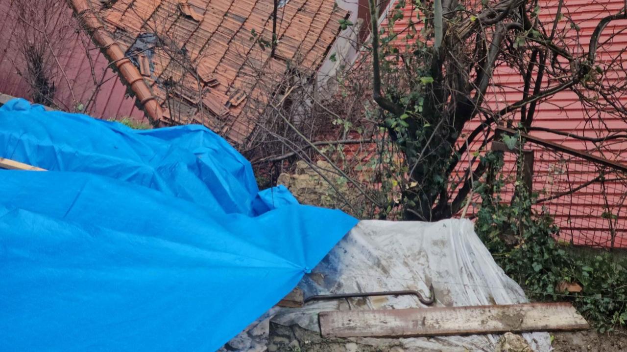 Yamaçtan kopan kaya ve toprak parçaları evlerin üzerine devrildi