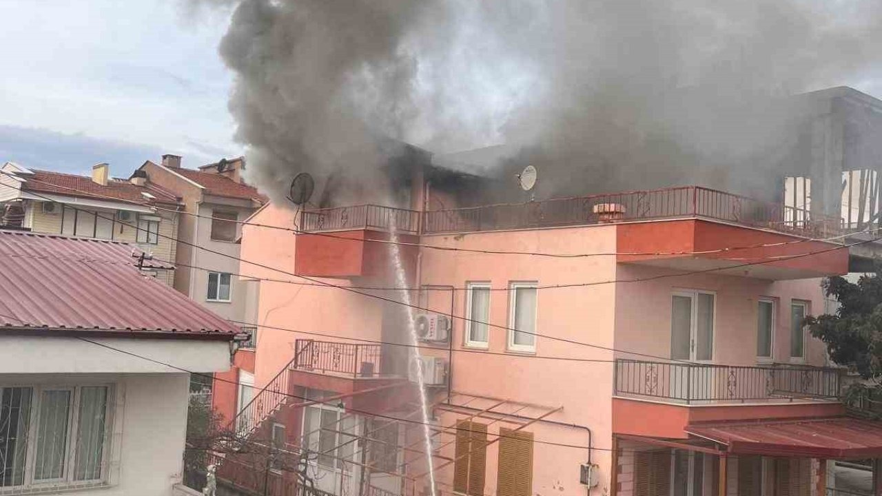 Yaşlı adam alevlerin arasında çıkarıldı