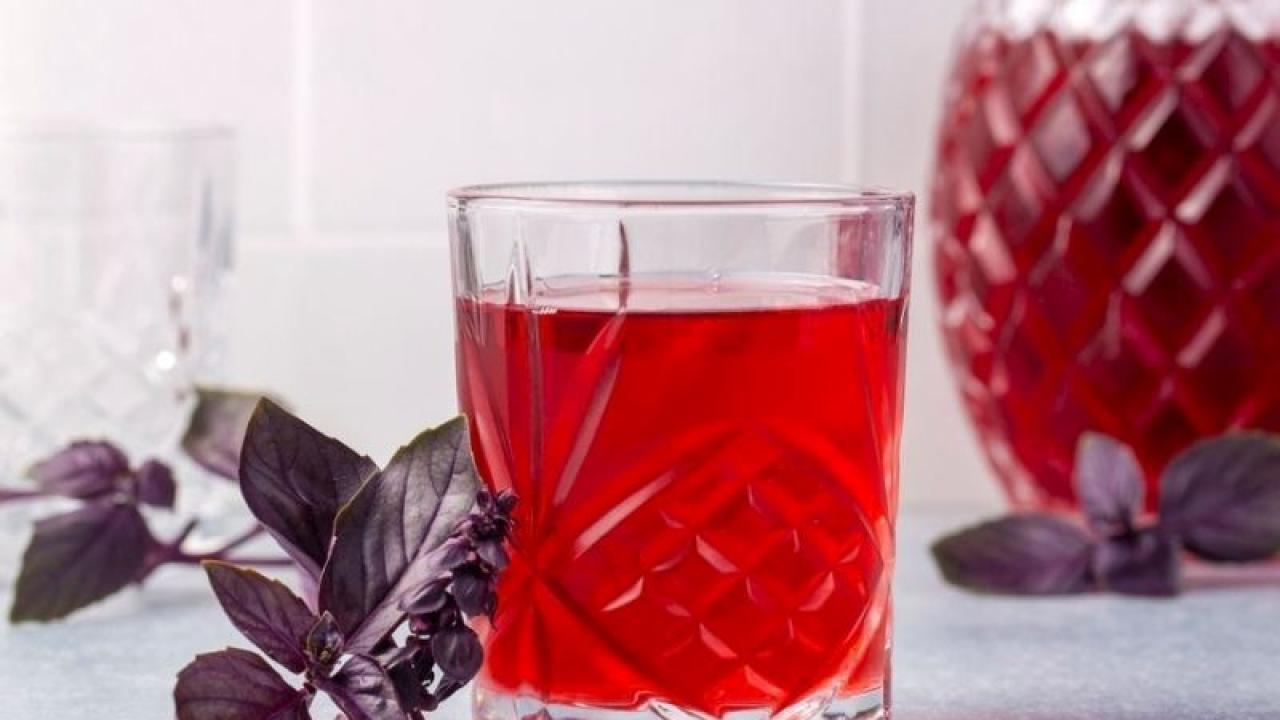 Yaz sofralarına renk katan ev yapımı reyhan şerbeti