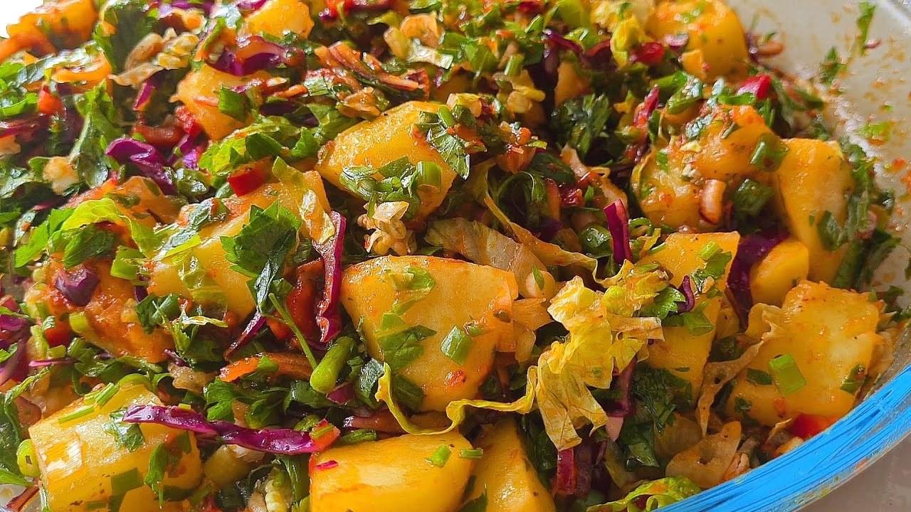 Yeşillikli patates salatası tarifiyle sofralara renk katın!