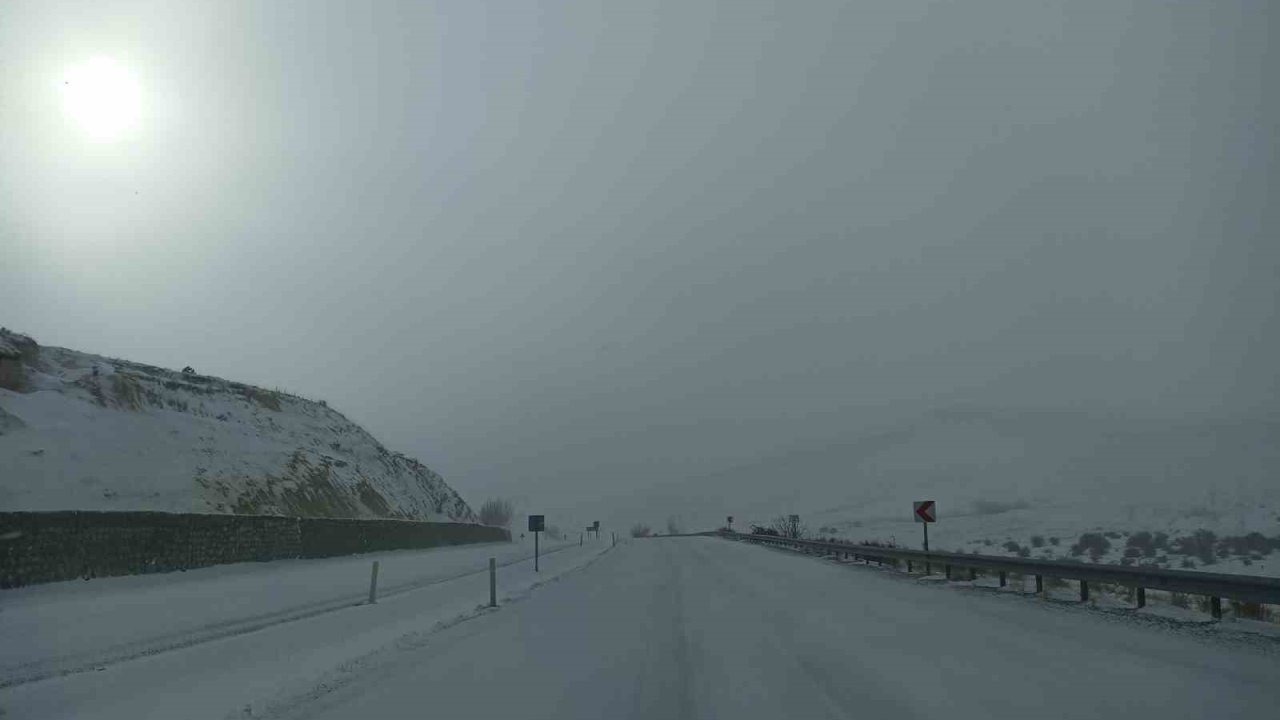 Yoğun kar ilçeyi esir aldı, Kayseri-Malatya yolu trafiğe kapatıldı