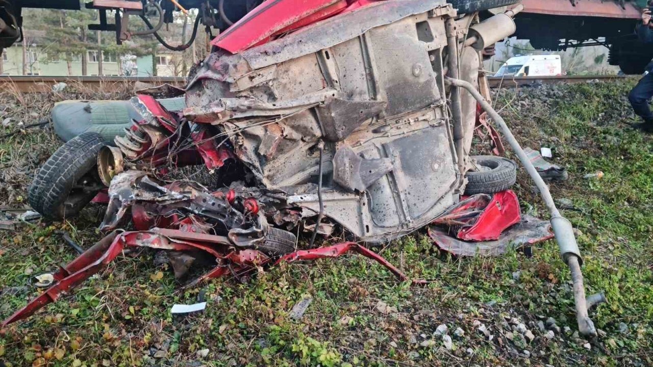 Yük treni otomobile çarptı: 1 ölü