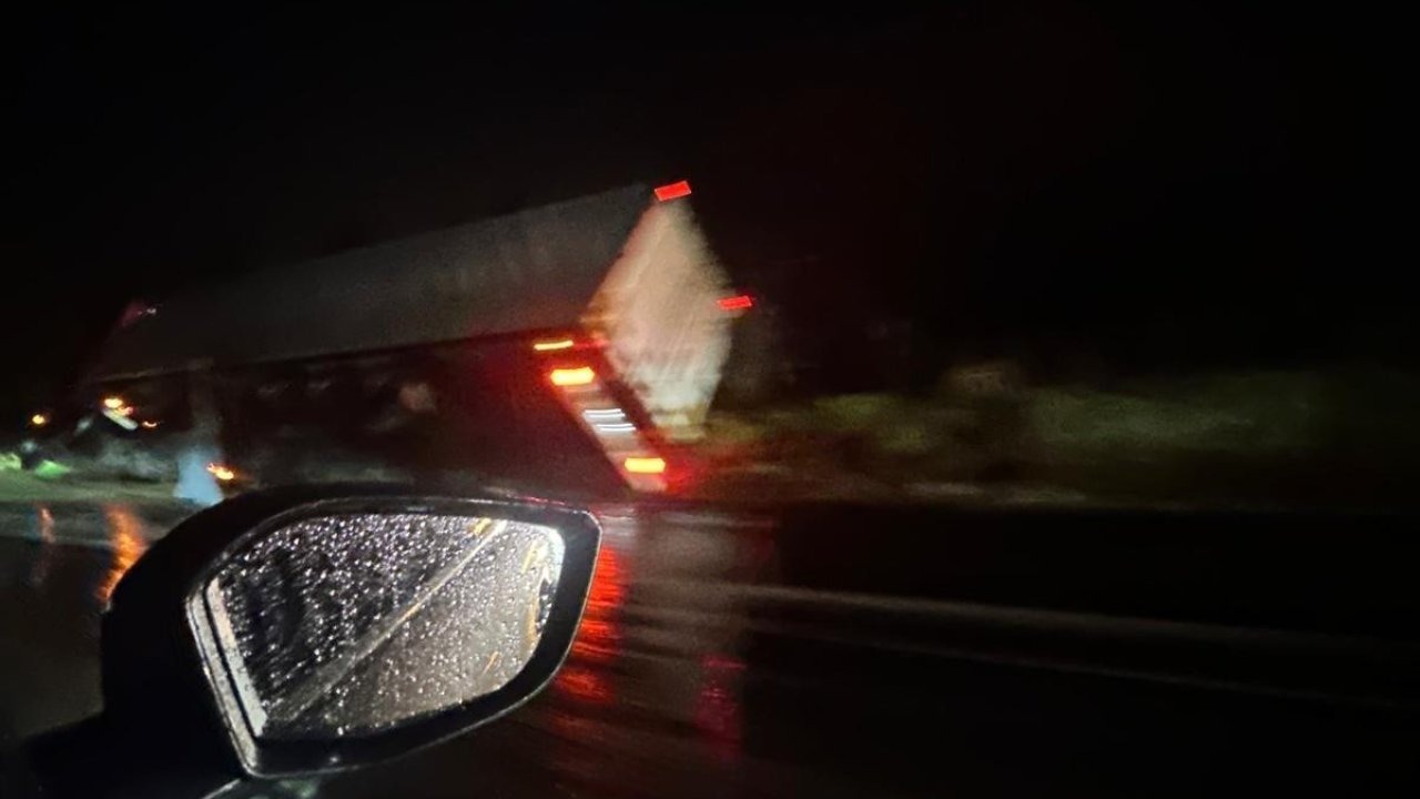 Yüksek gerelim hattı inşaata devrildi