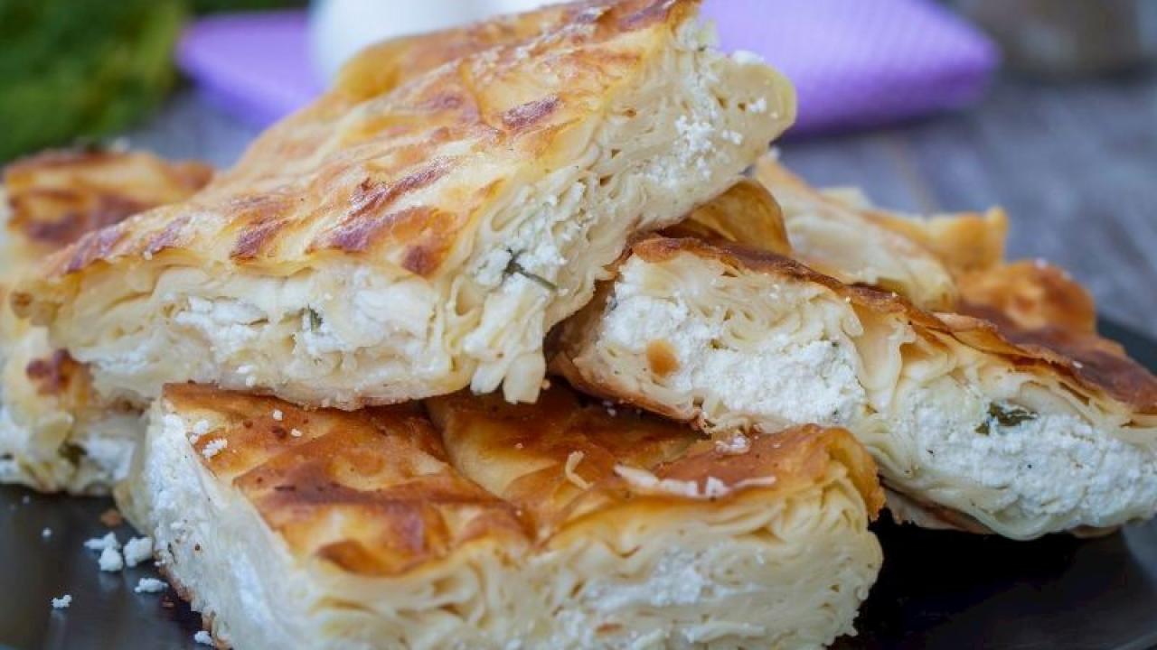 Yumuşacık dokulu ev usulü peynirli börek tarifi