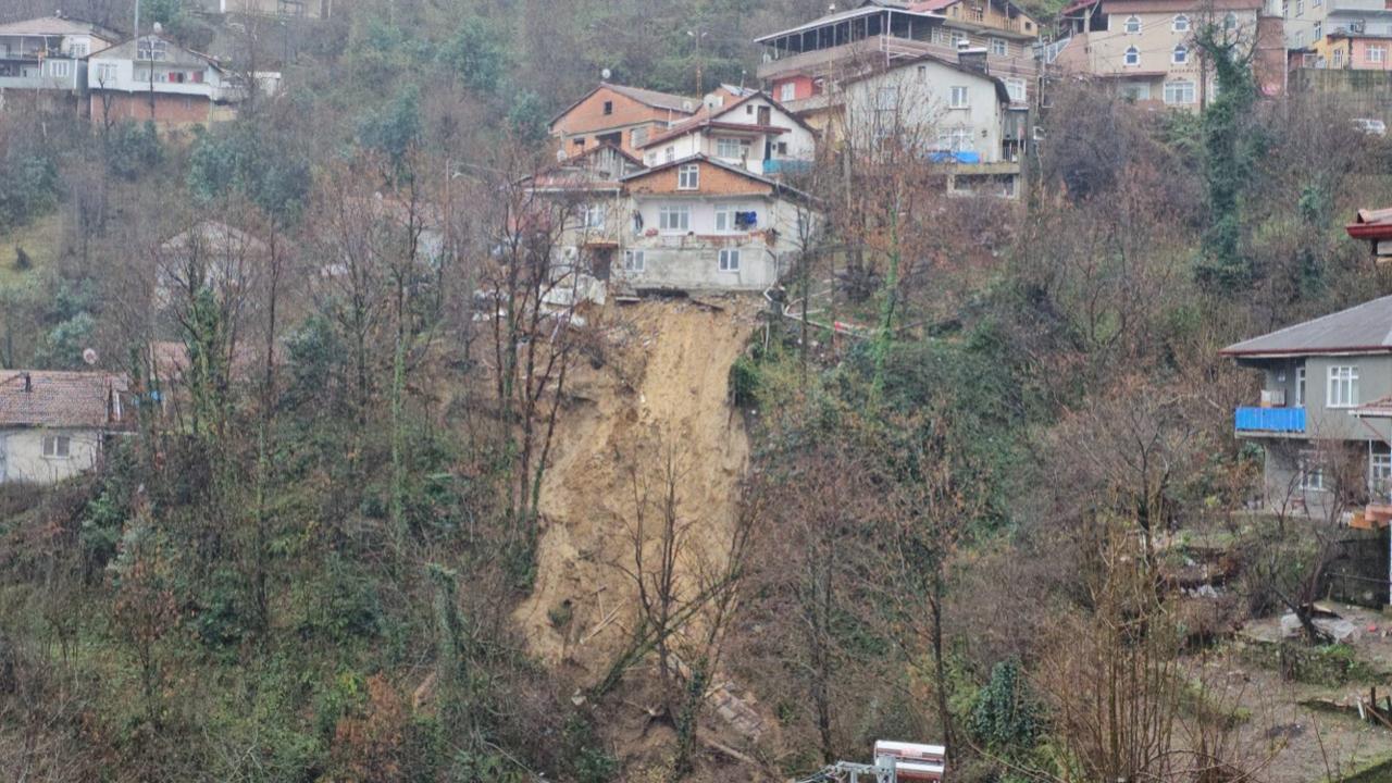 Zonguldak'ta yağış heyelan getirdi! Bina tahliye edildi