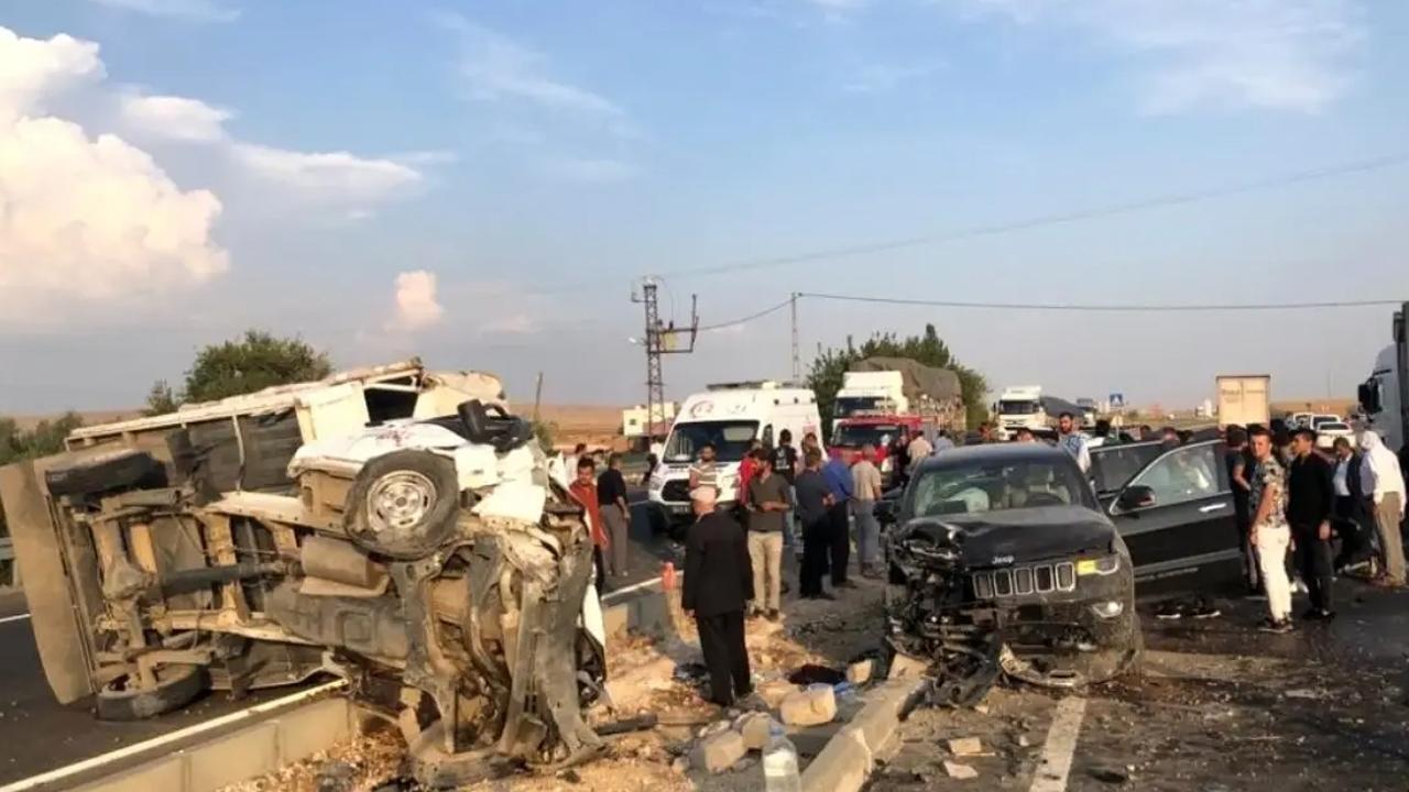 3 araç birbirine girdi! 1'i ağır 9 kişi yaralandı