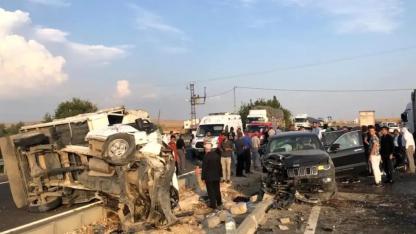 3 araç birbirine girdi! 1'i ağır 9 kişi yaralandı