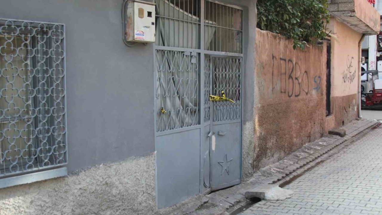 3 çocuk annesi eşini bıçaklayarak öldürdü! Başında ağlayıp teslim oldu