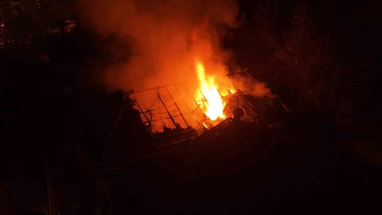 3 katlı binada yangın: Yaşlı adam mahsur kaldı