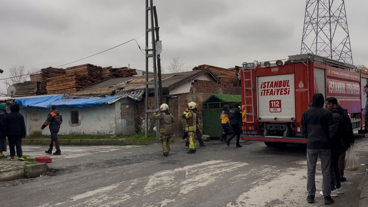 3 katlı binanın çatısı alev alev yandı