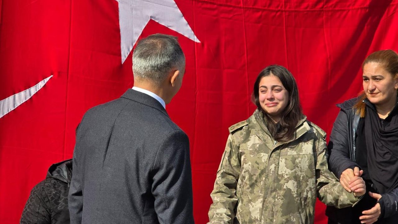 3 yıldır sakladığı emanetin sahibi albayla buluştu: Gözyaşları sel oldu!