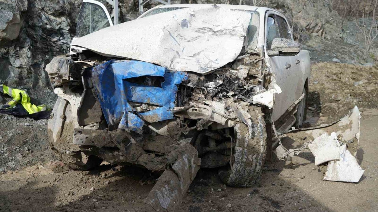 Akaryakıt tankeri ile çarpışan kamyonet hurdaya döndü