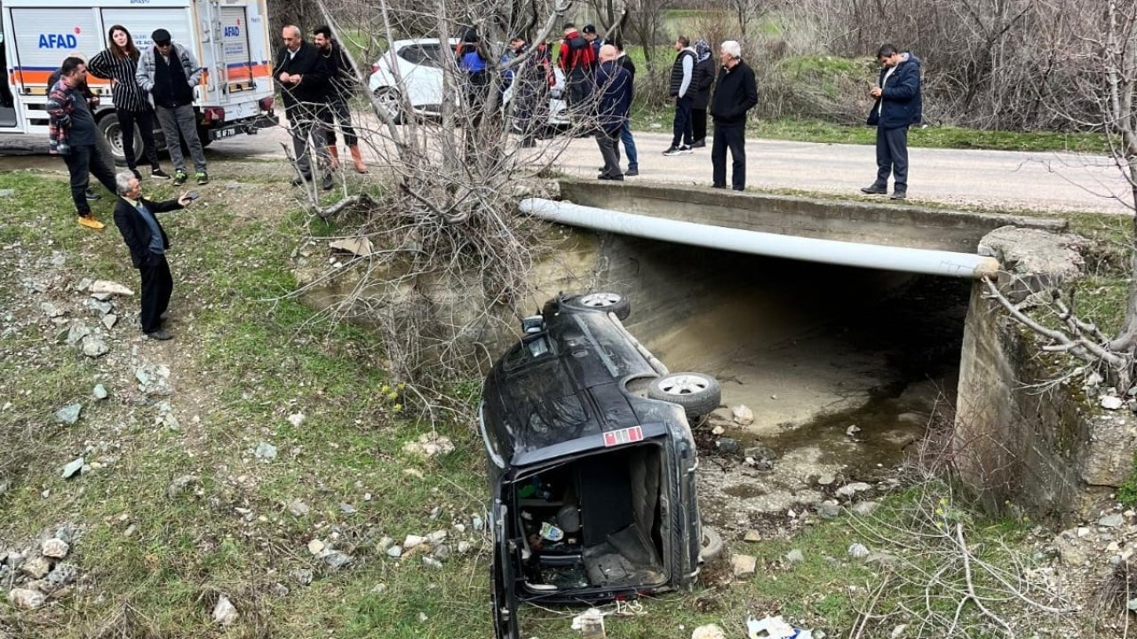 Amasya’da kamyonet menfeze devrildi