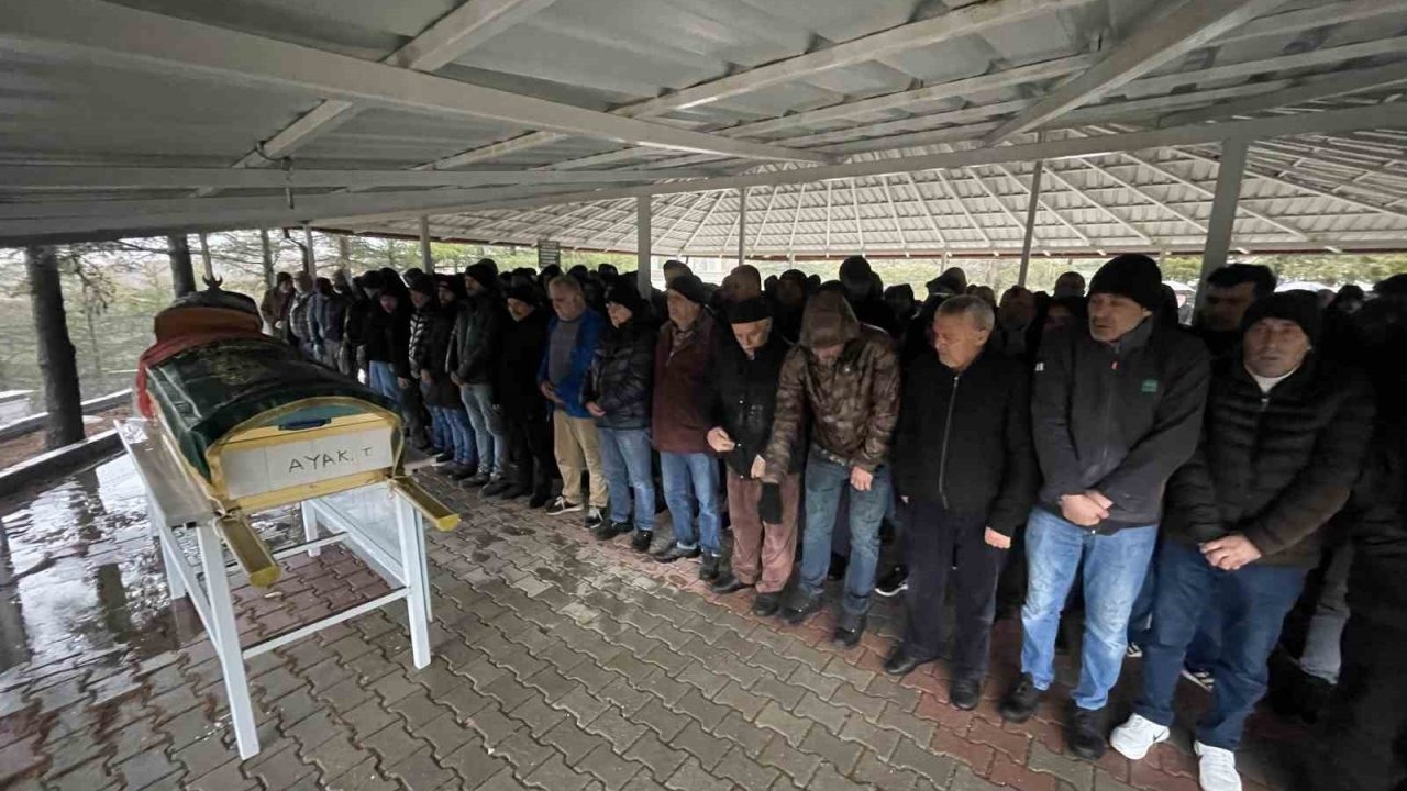 Antalya’da kazada ölen anne ve kızı yan yana defnedildi