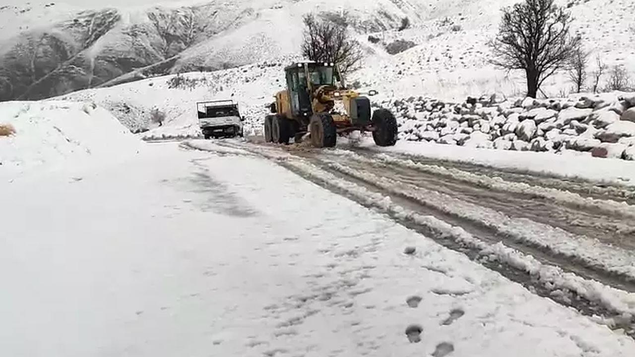 Araçlar kar nedeniyle yolda mahsur kaldı