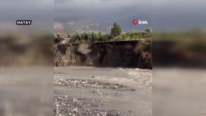 Aşırı yağışla birlikte yolda yaşanan çökme anı görüntülendi