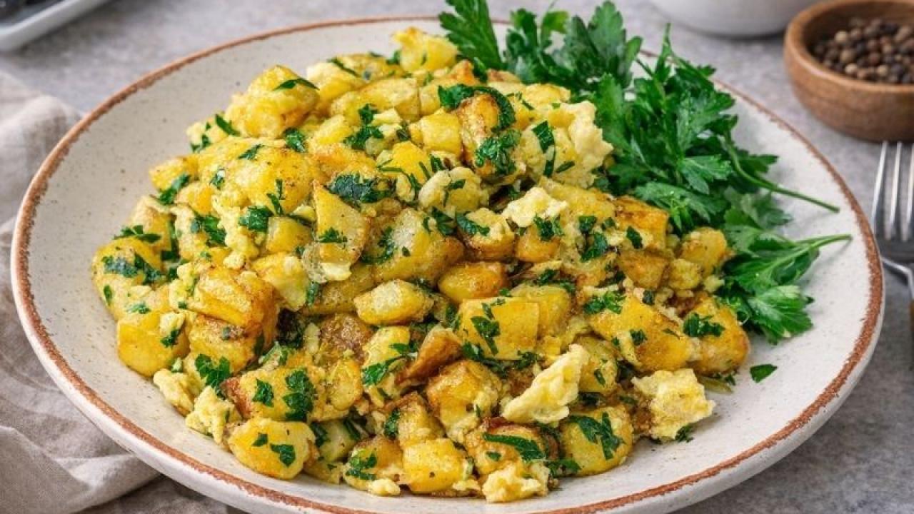 Az malzemeli doyurucu patatesli yumurta tarifi