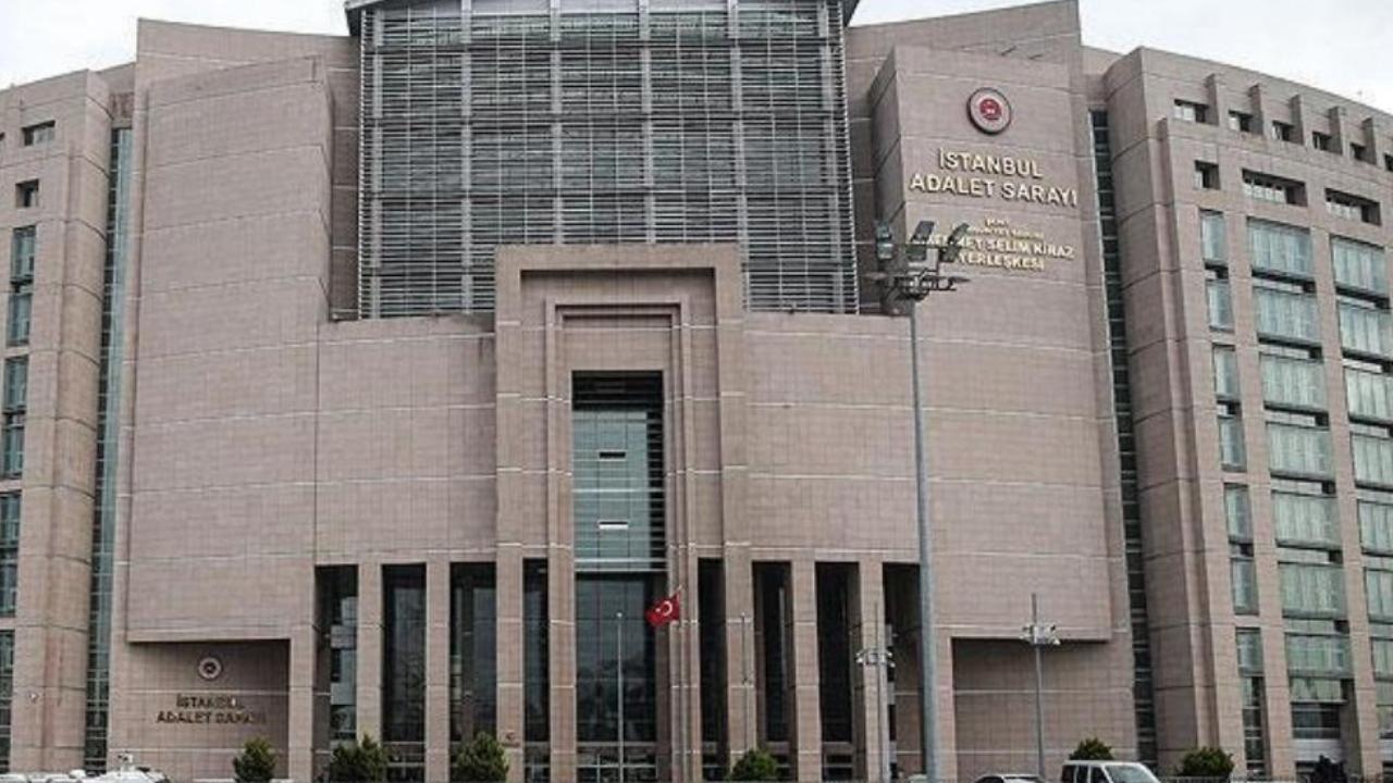 Azranur Ay Vandan kimdir?