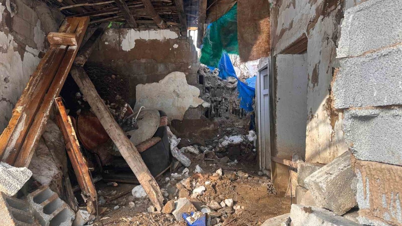 Bir evin üzerine kaya düştü