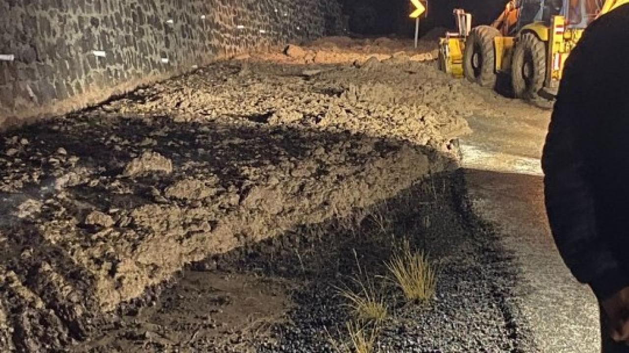 Bolu'da heyelan! Yol ulaşıma kapandı