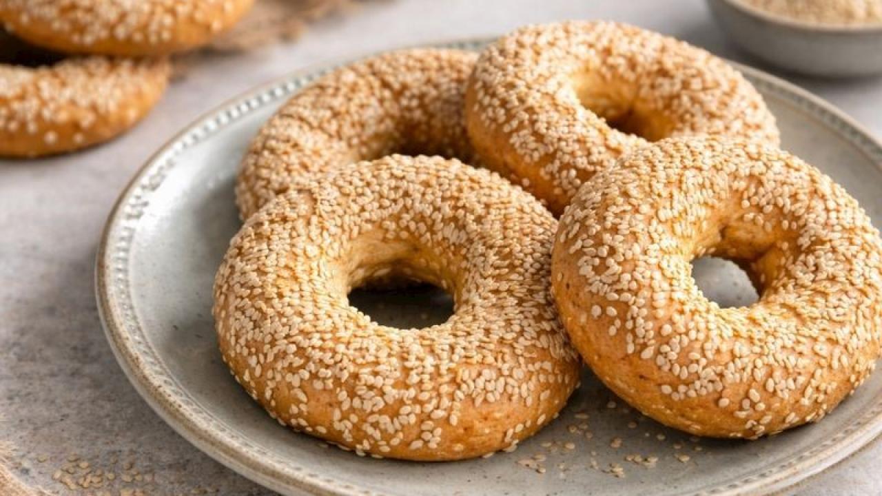 Çay saatlerinin vazgeçilmezi susamlı halka tarifi