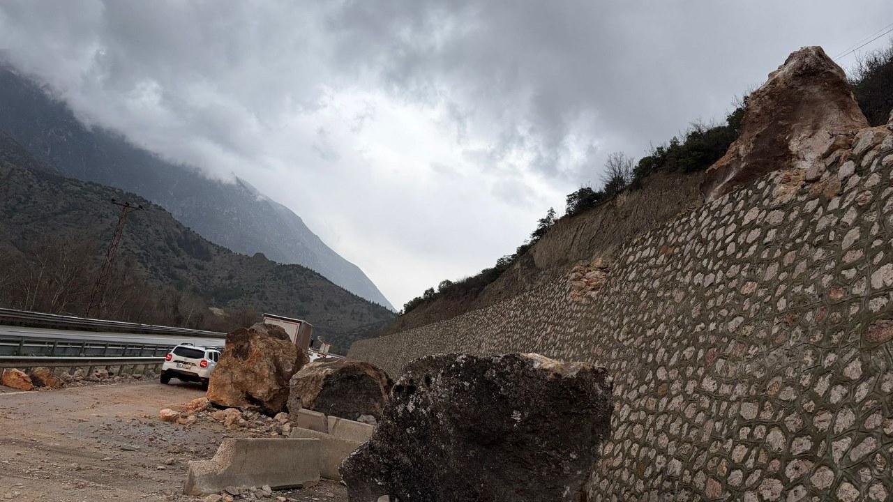 Dağdan kopan dev kayalar yola düştü