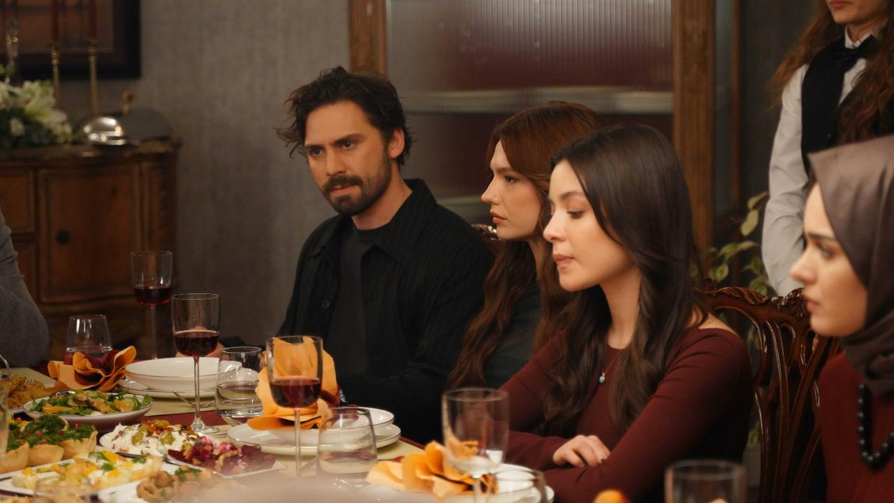 Domuz eti sahnesiyle eleştirilerin odağına yerleşti! Aynı Yağmur Altında dizisine yeni senarist geldi