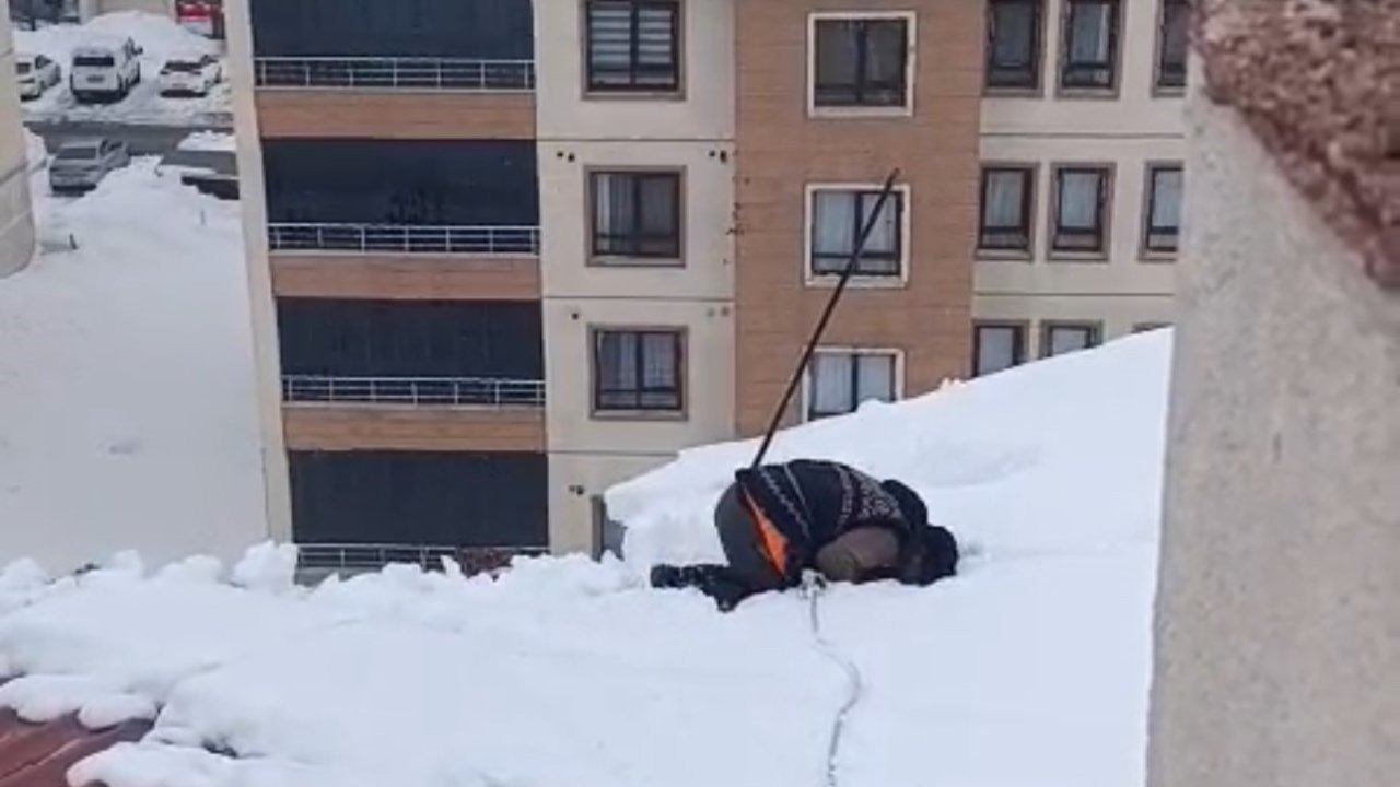 Dondurucu soğuğa rağmen çatıda ibadet: Kar üzerinde namaz kıldı