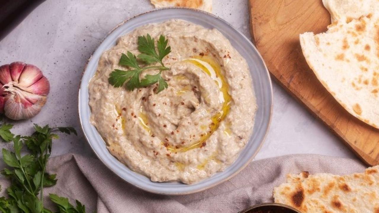 Dumanlı aromasıyla közlenmiş patlıcan mezesi tarifi