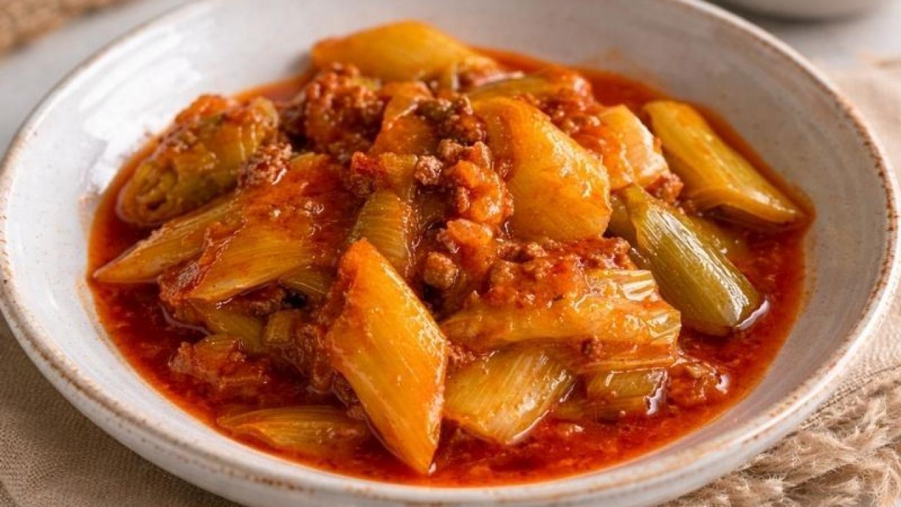 Ev mutfağının vazgeçilmezi pırasa musakka tarifi