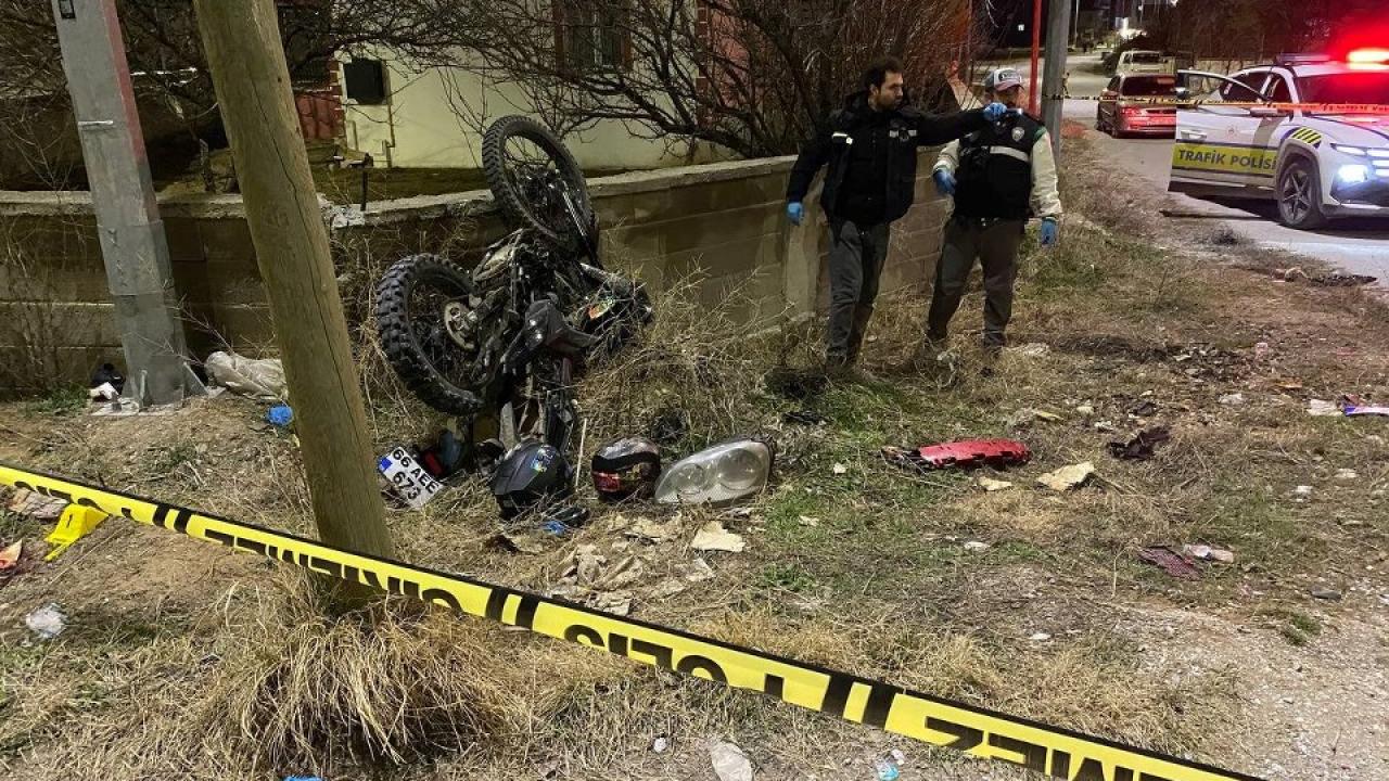 Feci kaza! Motosiklet otomobille kafa kafaya çarpıştı: 1 ölü, 2 yaralı