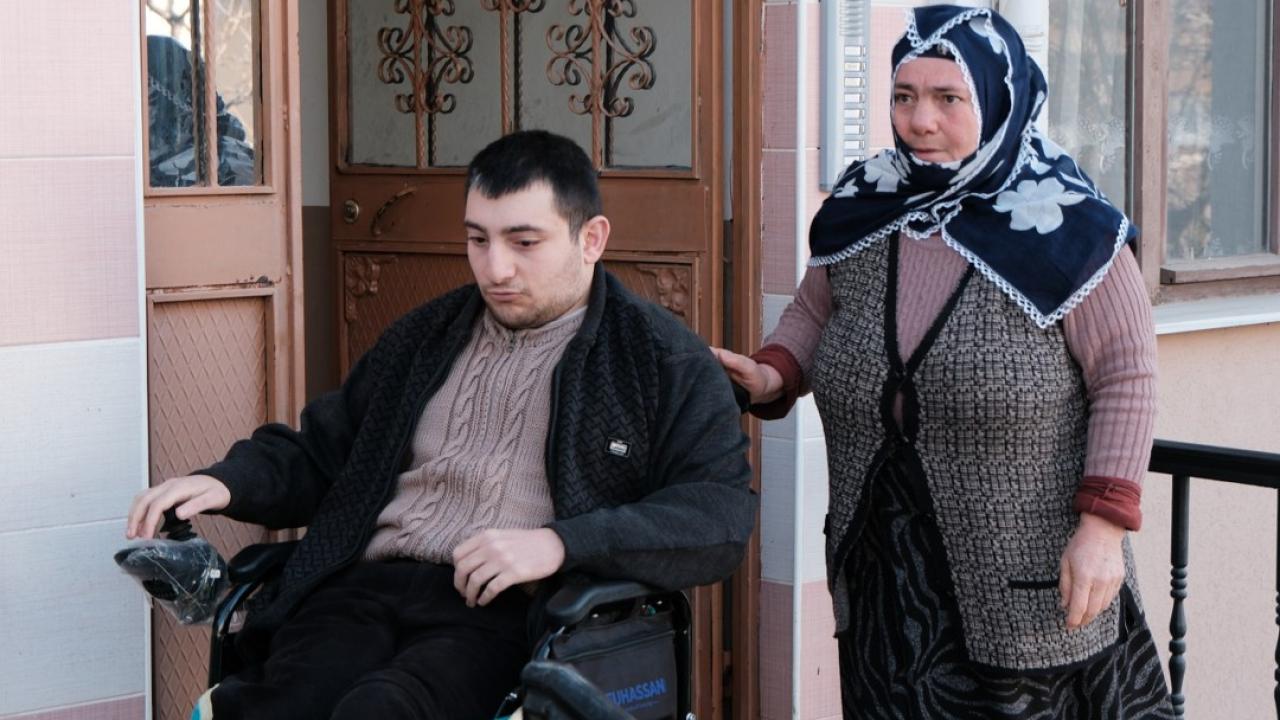 Fedakar anne hayatını engelli oğluna adadı