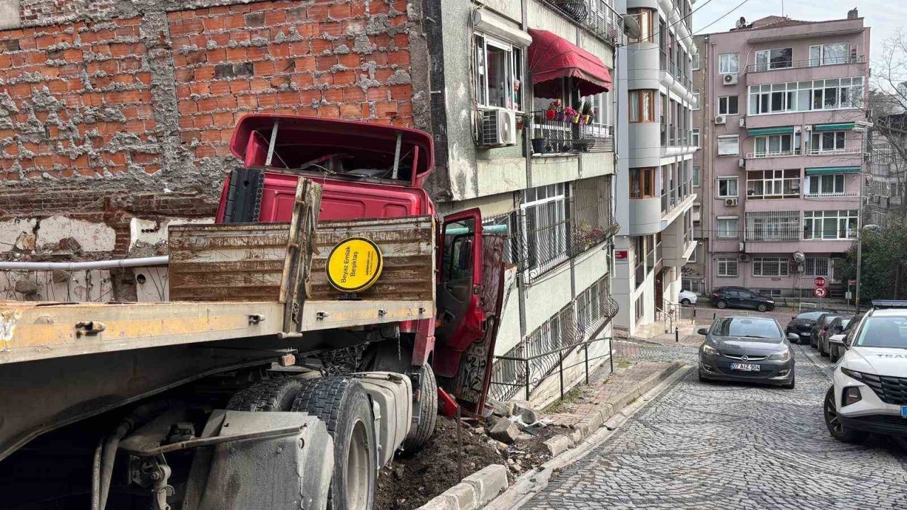 Freni boşalan tır binaya çarptı