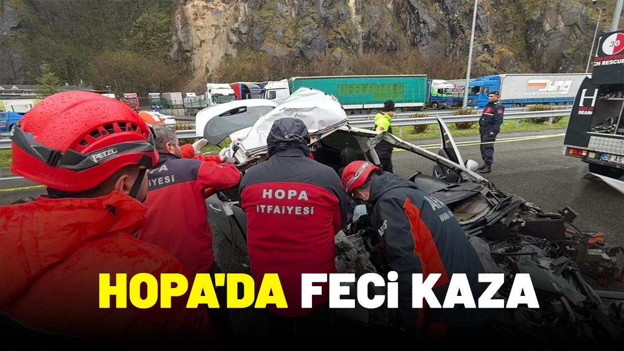 Hopa'da otomobil tıra çarptı: 2 ölü, 1 yaralı