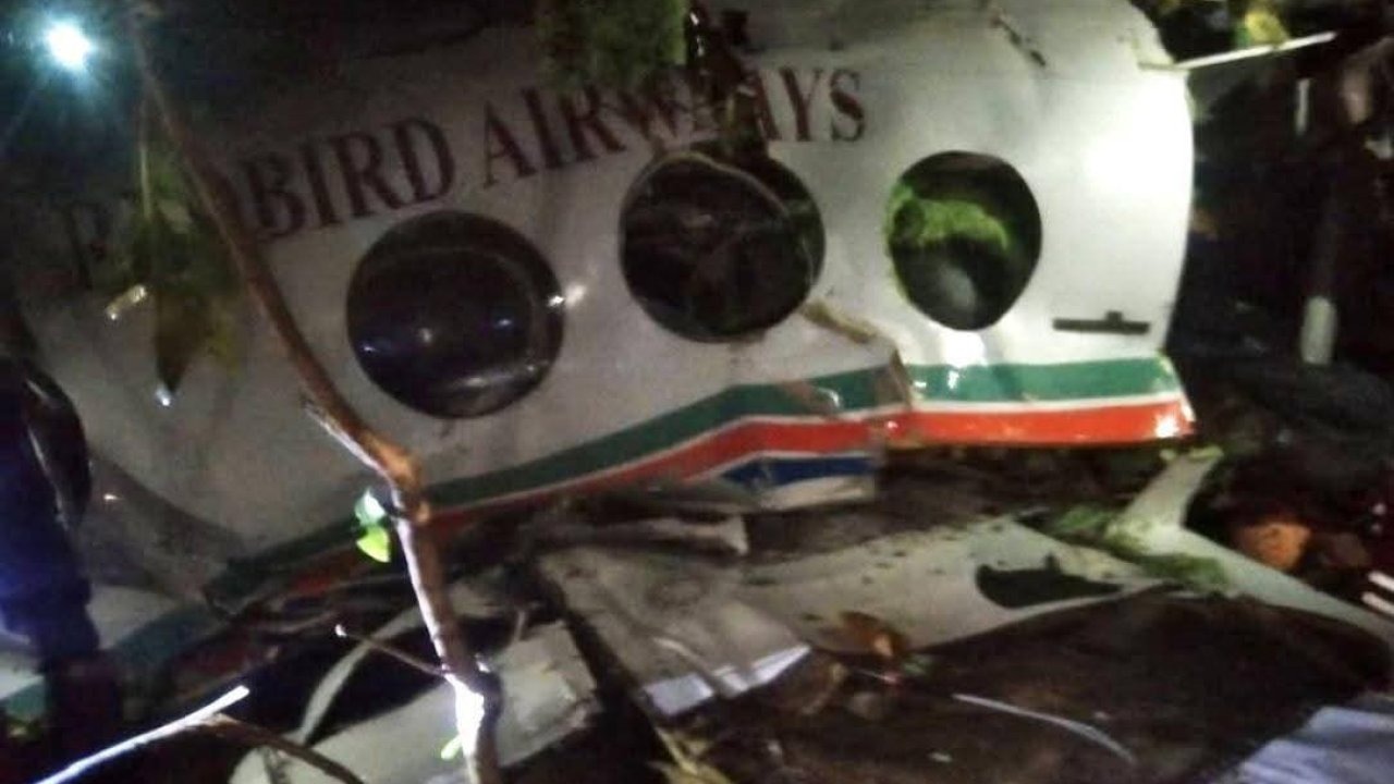 İçerisinde 7 kişinin bulunduğu ambulans uçak düştü