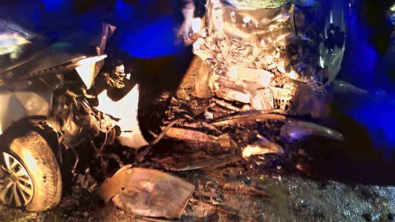 İki otomobil çarpıştı: 3 ölü, 3 yaralı