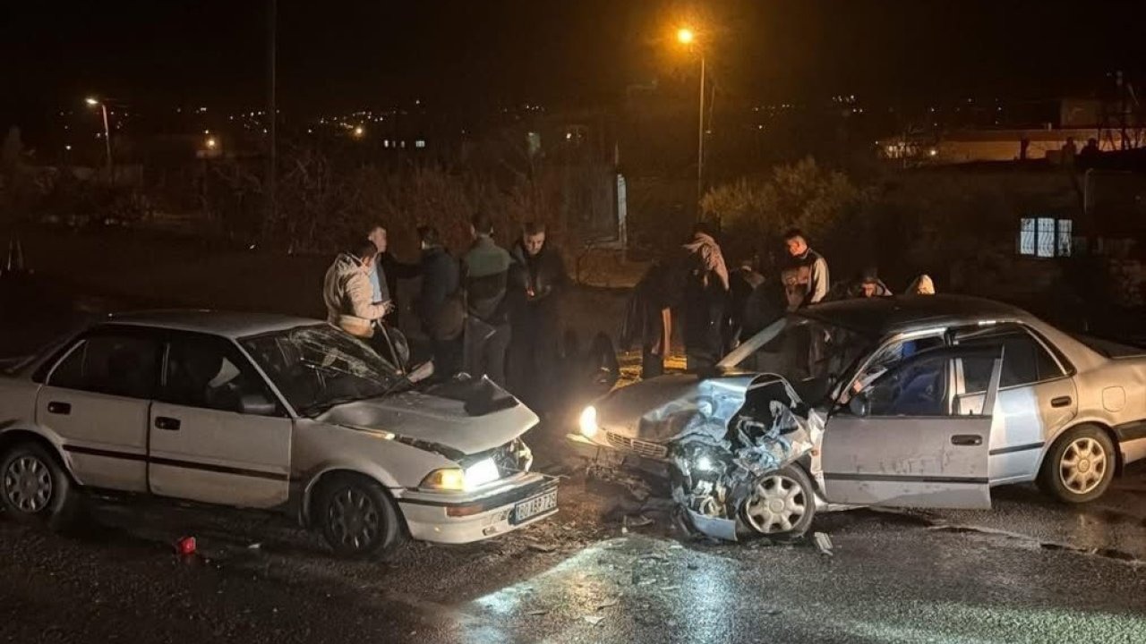 İki otomobil kafa kafaya çarpıştı: 4 yaralı