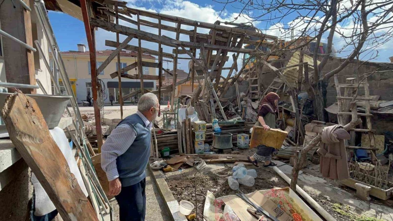 İlginç kaza! Belediye ekipleri yaşlı çiftin evini adeta başına yıktı