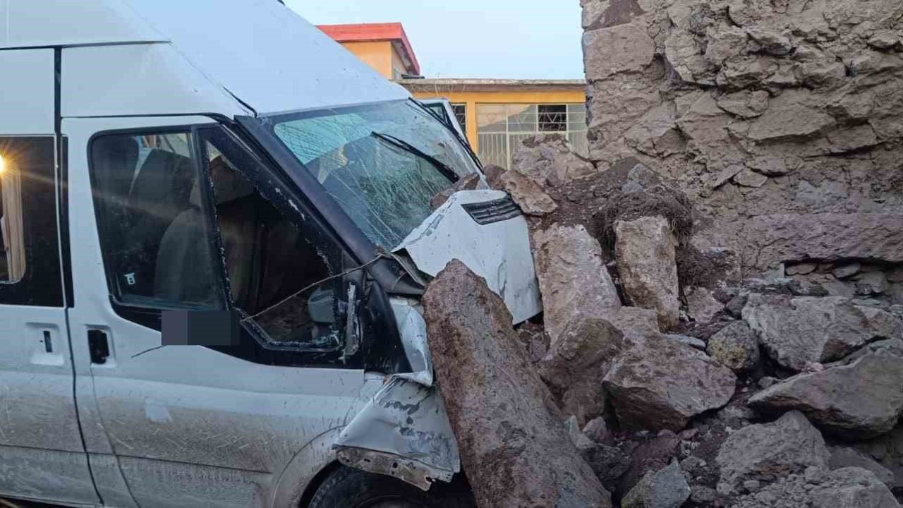 İşçi servisi bahçe duvarına çarptı: 2’si ağır 14 yaralı