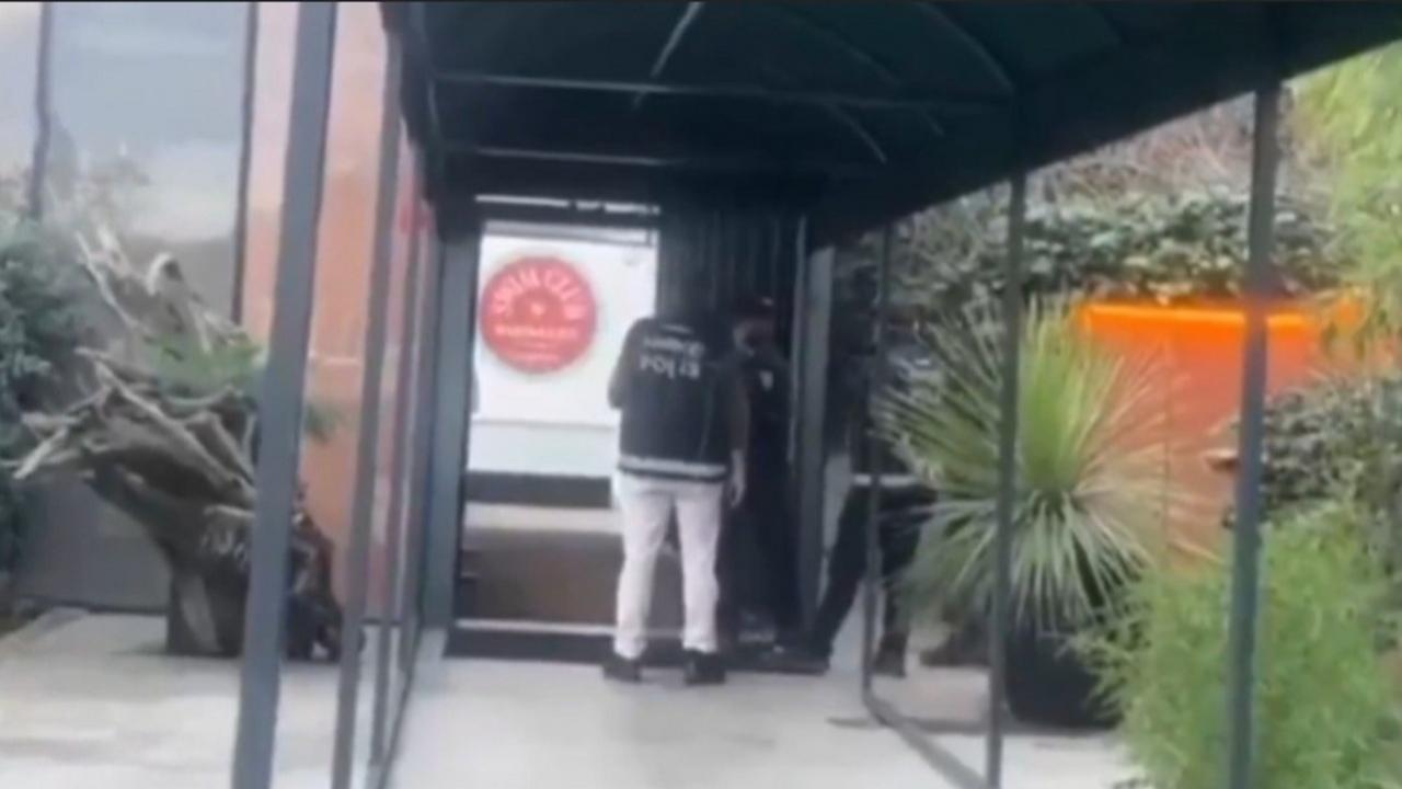 İstanbul'da ünlülerin gittiği spor salonuna polis baskını