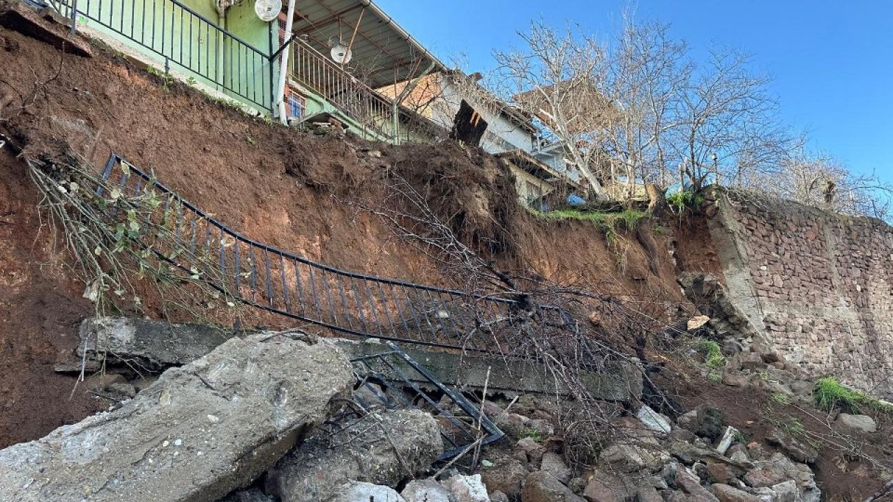 İstinat duvarı çöktü! Toprak kayması yaşandı! 3 ev tahliye edildi