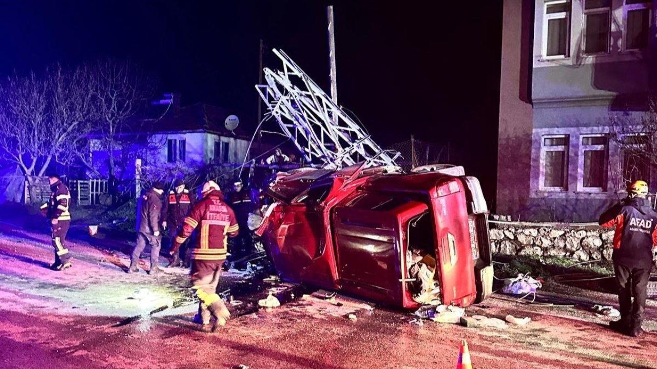 Kamyonet çarptığı elektrik direğini ikiye ayırdı