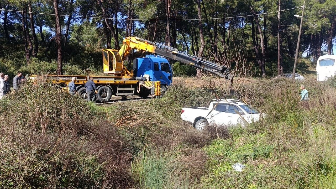 Kamyonet dereye uçtu! Sürücü yara alamadan kurtuldu