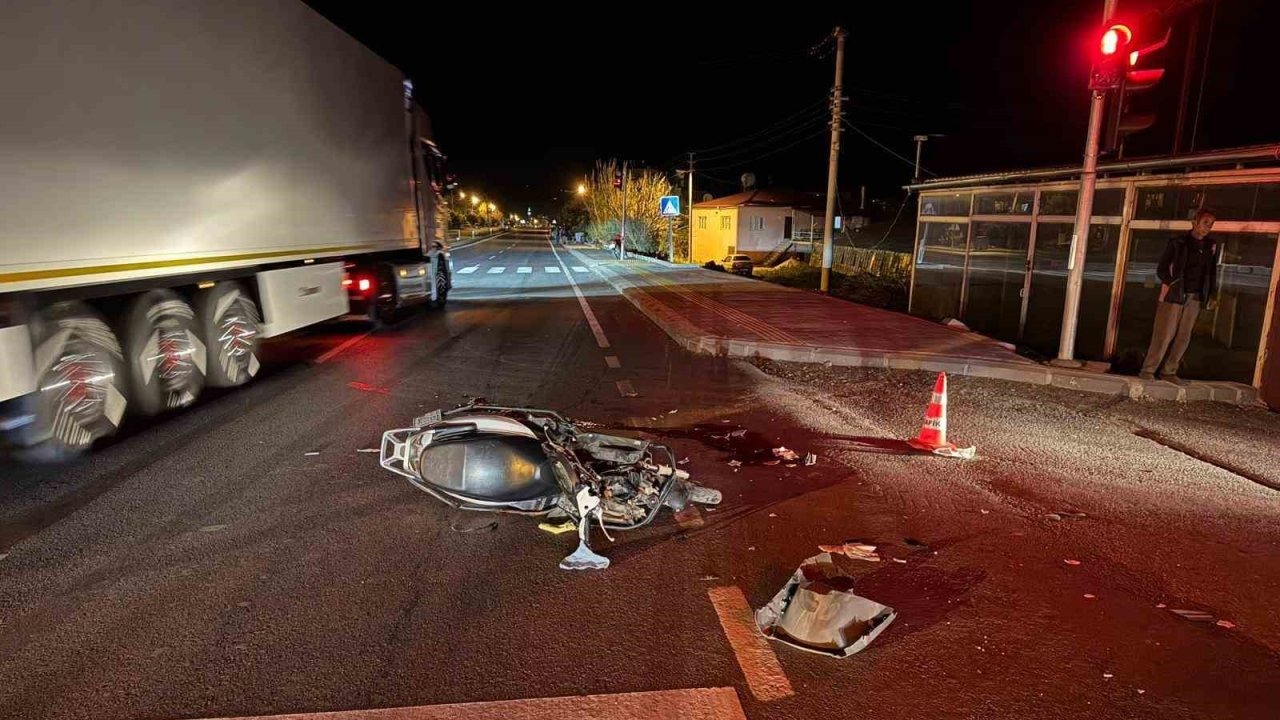 Kamyonet ile motosiklet çarpıştı: 1 ölü