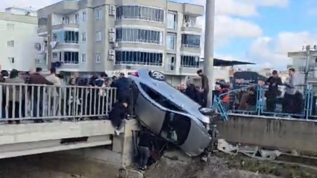 Kaza yapan araç köprünün korkuluklarında asılı kaldı