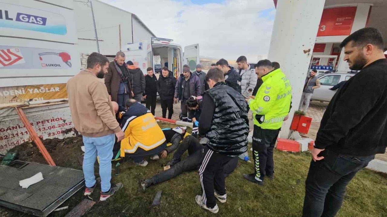 Kontrolden çıkan araç akaryakıt istasyonuna daldı! Yaralılar var