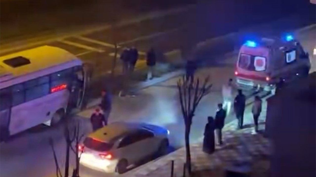 Kontrolden çıkan halk otobüsü refüje çıktı