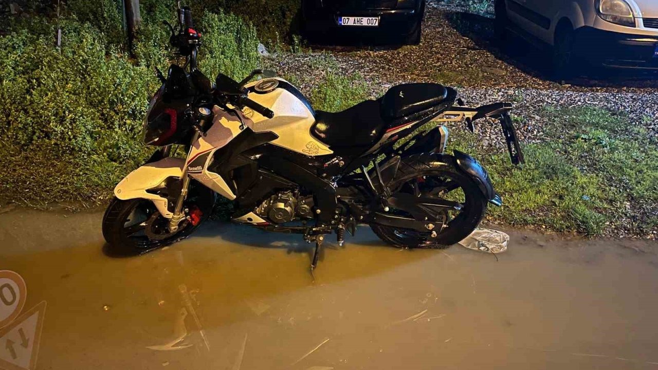 Köpeğe çarpmamak için manevra yapan motosikletin sürücüsü savruldu