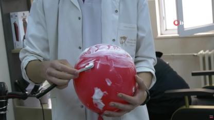 Köpüklü balonu patlatmadan, jiletle tıraş ederek sınavı geçiyorlar