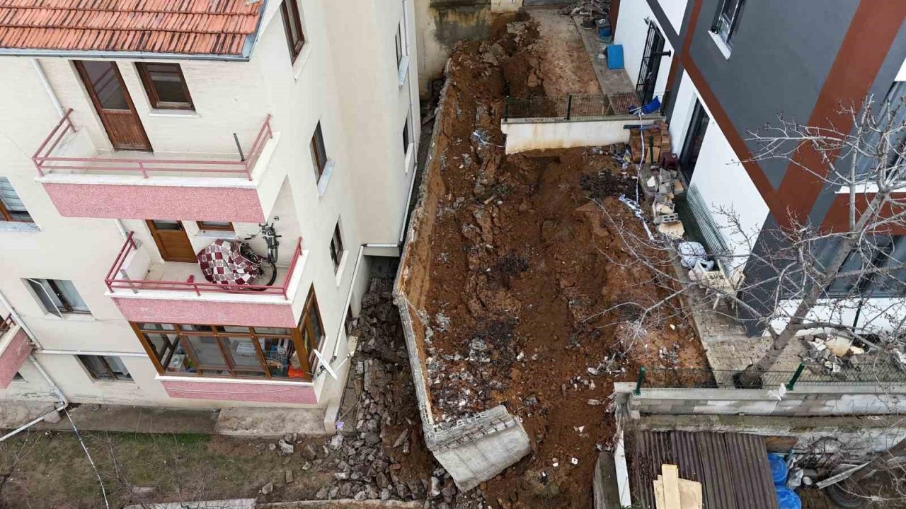 Korku dolu anlar! İstinat duvarı yıkıldı: 5 apartman boşaltıldı